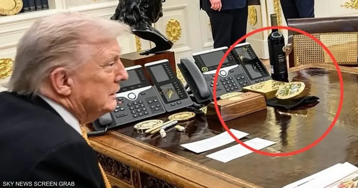 ساعة ذهبية على مكتب ترامب تثير فضولًا حول هوية المهدي