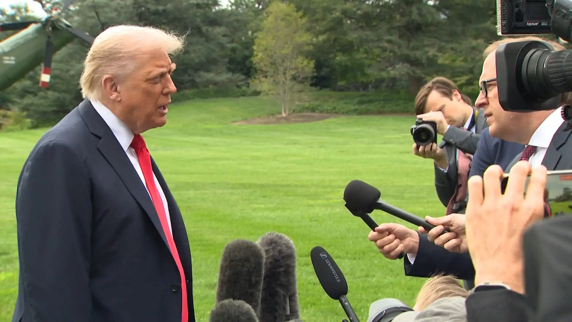 «ترامب يهاجم صحفية بعد حادث البيت الأبيض: “أنت غبية”»