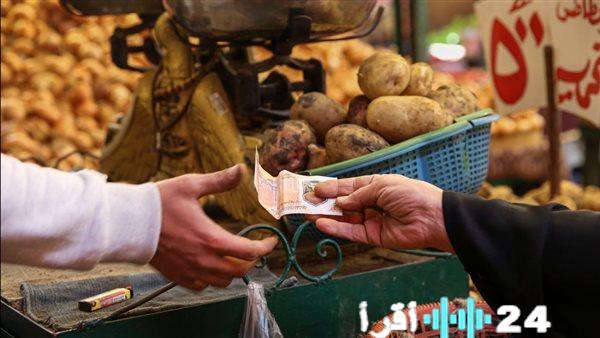 «بشرى للمصريين» خبير اقتصادي يتوقع تراجع التضخم وخفض الفائدة في مصر