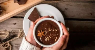 إتيكيت الكاكاو الشتوي دليلك لتناول المشروب الساخن بأناقة في كل مكانقبل برد الشتاء إتقن فن إتيكيت الكاكاو في المنزل وخارجهكيف تتناول الكاكاو كالمحترفين نصائح إتيكيت الشتاء للمشروب الدافئ