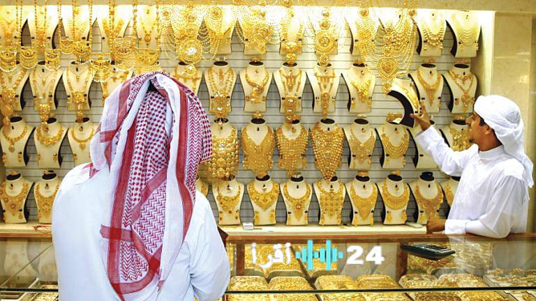 الذهب يستعد لتحقيق مكاسب شهرية وسط ضغوط على الدولار