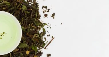 لإشراقة خريفية آسرة اصنعي تونر الشاي الأخضر لبشرة نضرة