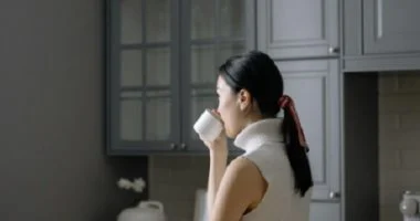 4 فوائد نفسية للمرأة من تنظيف المنزل أعمق بكثير من ترتيب الكراكيب