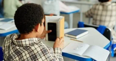 أب يستدعي الشرطة اعتراضًا على قرار حظر الهواتف المحمولة بالمدرسة