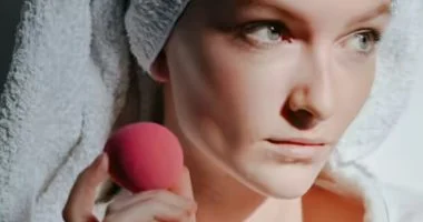 إليك 3 طرق مختلفة لعنوان صحفي احترافي ومناسب لاقتراحات جوجل:1.  تألقي ببشرة نظيفة 3 حيل سريعة لتنظيف اسفنجة المكياج بلا عناء
2.  وداعًا للأوساخ المتراكمة 3 طرق احترافية لتنظيف اسفنجة المكياج في دقائق معدودة
3.  لا وقت لديك لتنظيف اسفنجة المكياج إليك 3 خطوات سريعة للحصول على اسفنجة نظيفة ومعقمة دائمًا