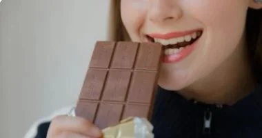 تفسير حلم تناول الشوكولاتة كامل الدلالات للرضا والمفاجآت السارة