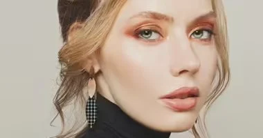 ٤ تسريحات شعر أيقونية استوحي إطلالتك من أناقة الستينيات