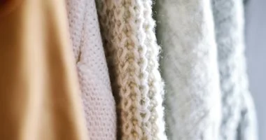 4 حيل بسيطة لتنظيف الصوف من الوبر استعدي لشتاء أنيق