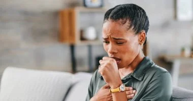 إتيكيت السعال أمام الآخرين حماية من العدوى وتجنب الإحراج الاجتماعي