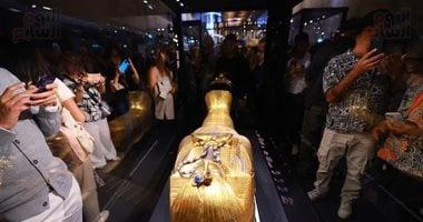 الافتتان العالمي بتابوت توت عنخ آمون في المتحف المصري الكبير