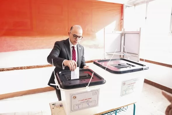 «اختيار واعٍ: رئيس الرقابة المالية يؤكد أهمية التصويت الفعّال»