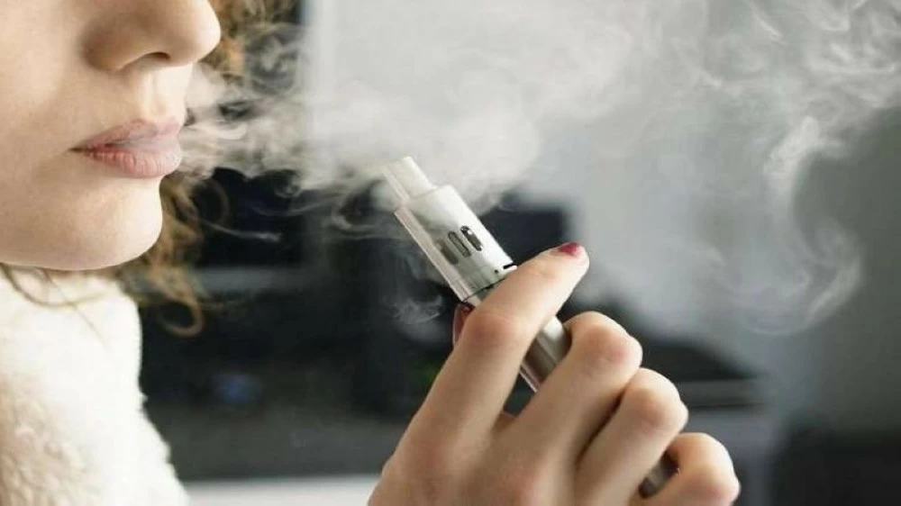 امرأة تفقد قدرتها على الكلام والقراءة نتيجة استخدام السجائر الإلكترونية في السعودية