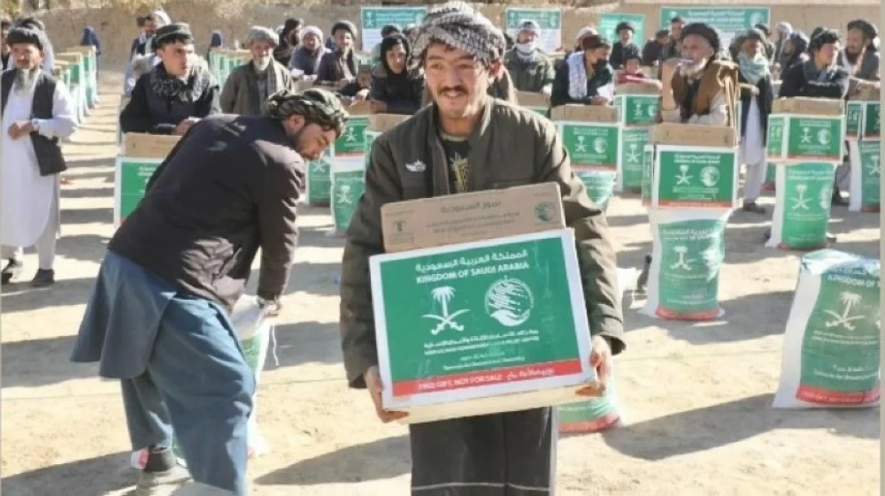 توزيع 800 سلة غذاء وكرتون تمر للمتضررين من زلزال شمال أفغانستان