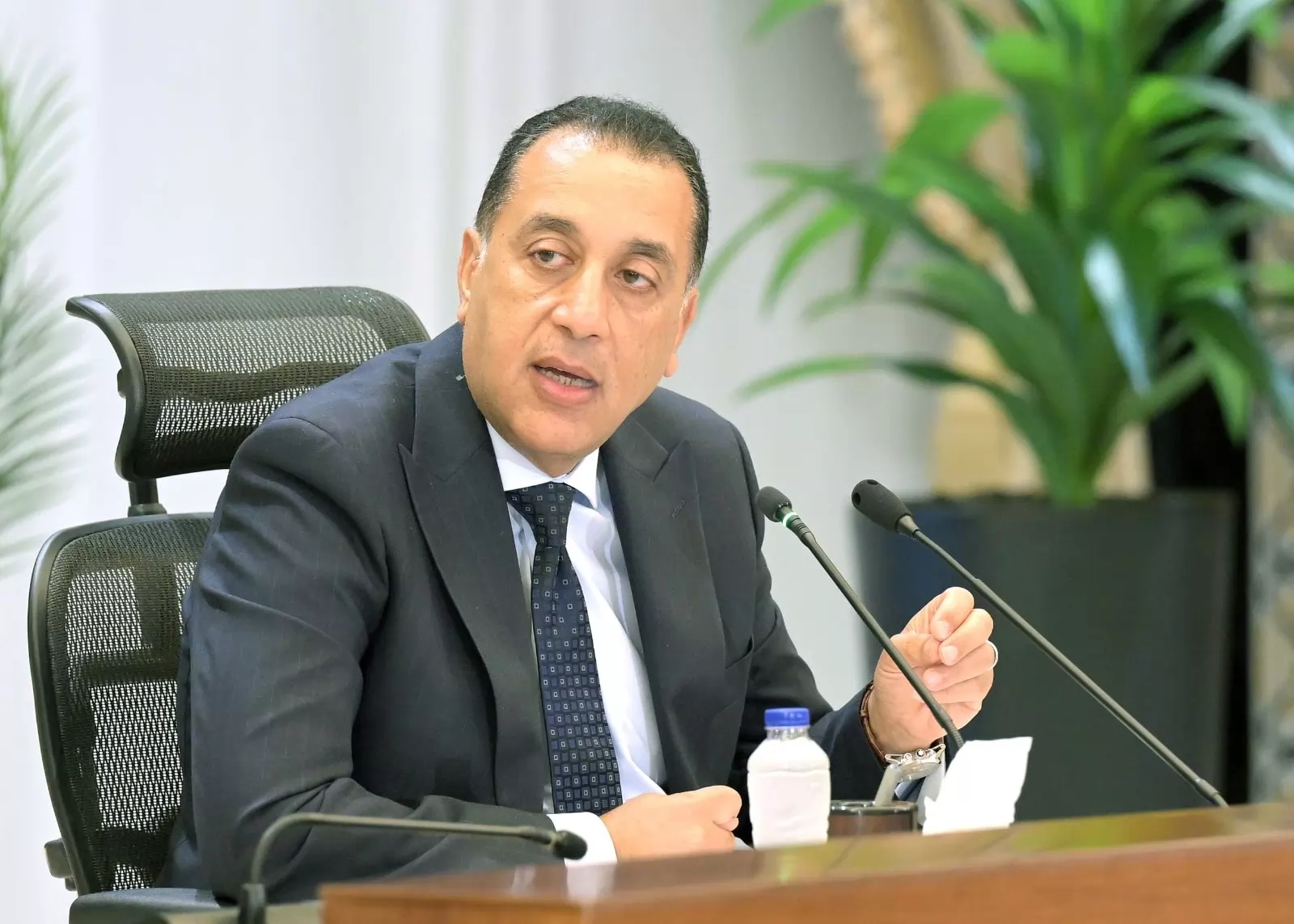 «لا داعي للقلق: رئيس الوزراء يؤكد عدم انتشار فيروس غامض ويصفه بأنه تطور للأنفلونزا»