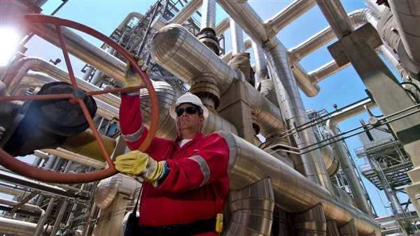 «انتعاش محدود» النفط يرتفع بعد بلوغه أدنى مستوى شهري وسط مخاوف من تخمة المعروض في 2026