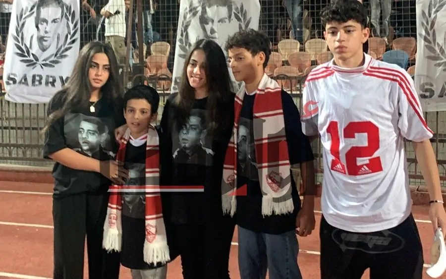 «في ليلة الوفاء» جمهور الزمالك يخلد ذكرى محمد صبري بتكريم مؤثر لأبنائه في ستاد القاهرة