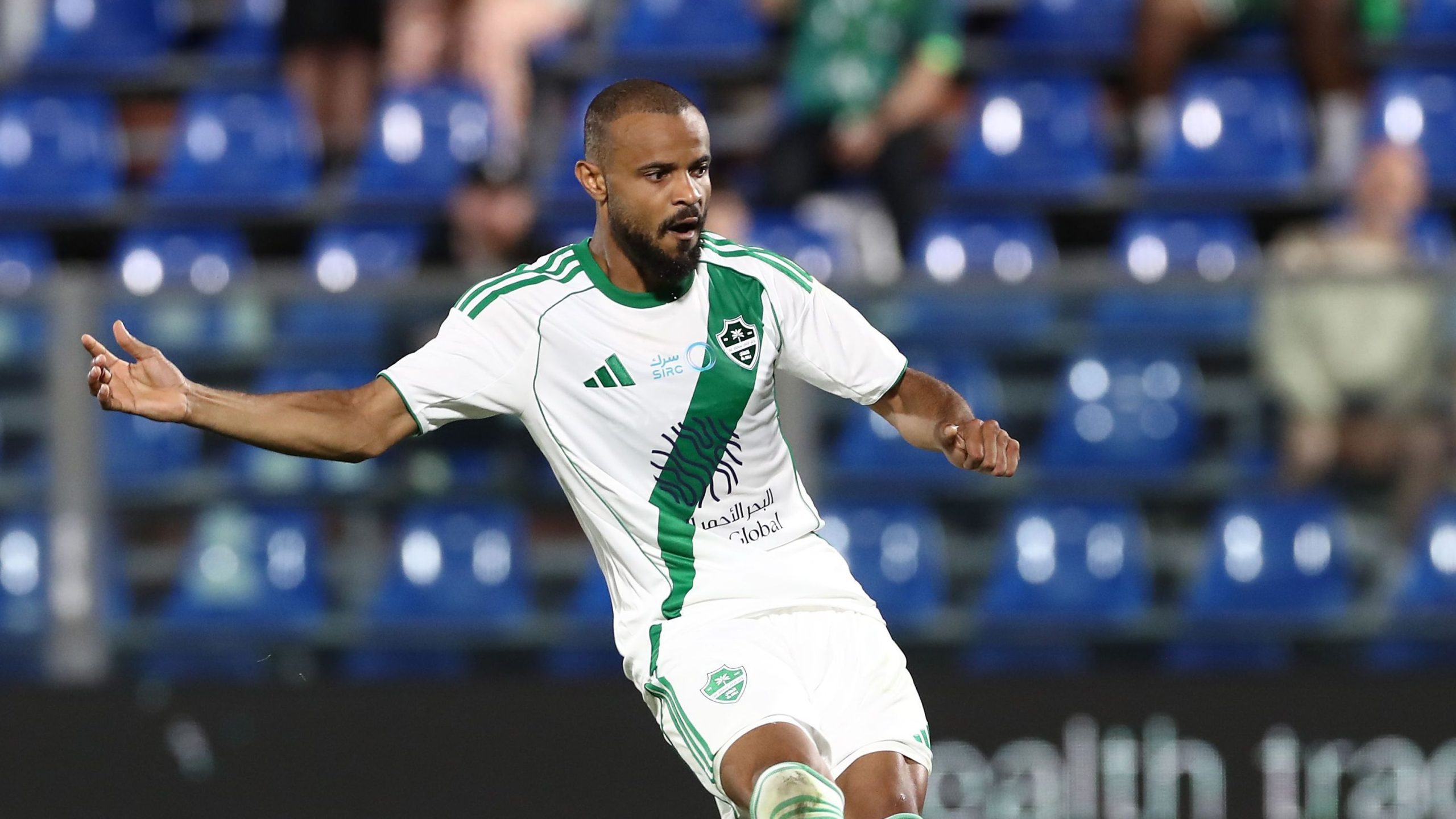 أخبار الأهلي اليوم تشهد أجواء حماسية مع أغاني علي مجرشي في التدريبات والقادسية يخسر أحد أبرز لاعبيه في كأس الملك