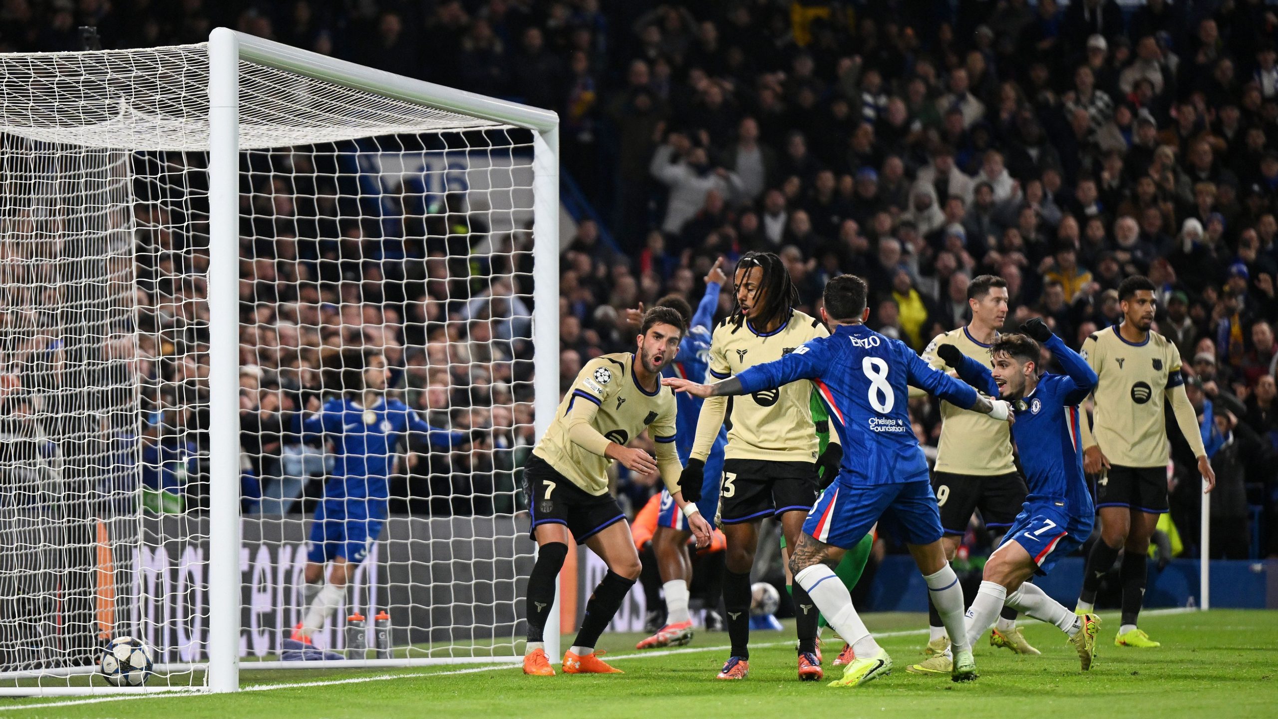 أزمة في ستوديو دوري الأبطال بسبب لقطة هدف نجم برشلونة بمرماه أمام تشيلسي وسخرية حول مؤخرة ميكا