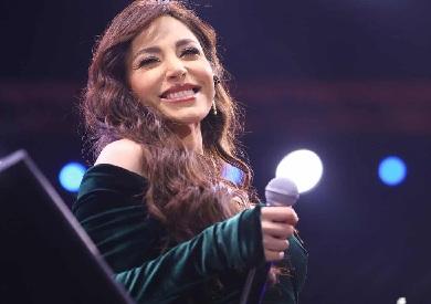 الجمهور يطالب عبير نعمة بإعادة أداء أغنيتي “بصراحة” و”أعمل ناسيني” خلال حفلها في “صدى الأهرامات”