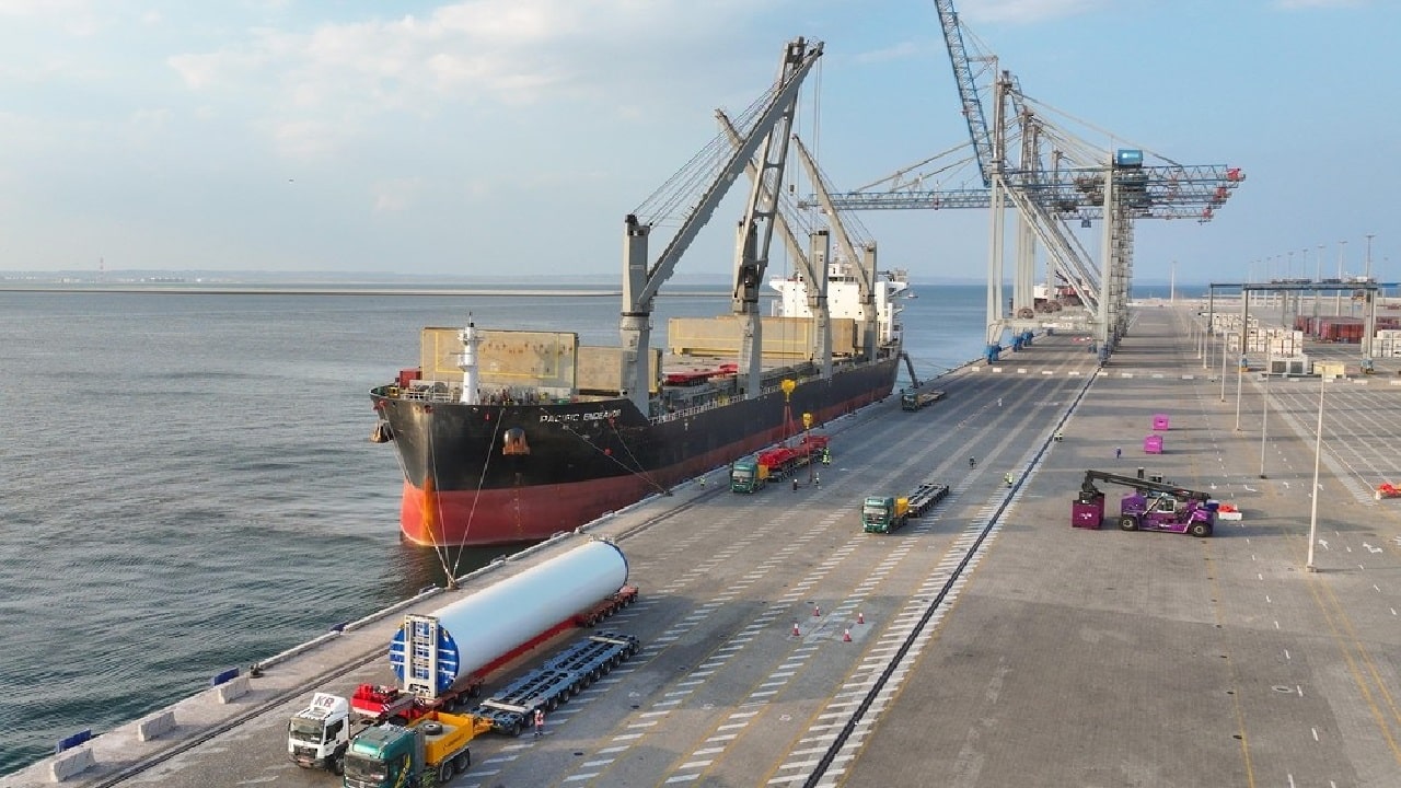 وصول توربينات عملاقة إلى الدقم إيذاناً ببدء مشروع رياح عمان 1 و 2