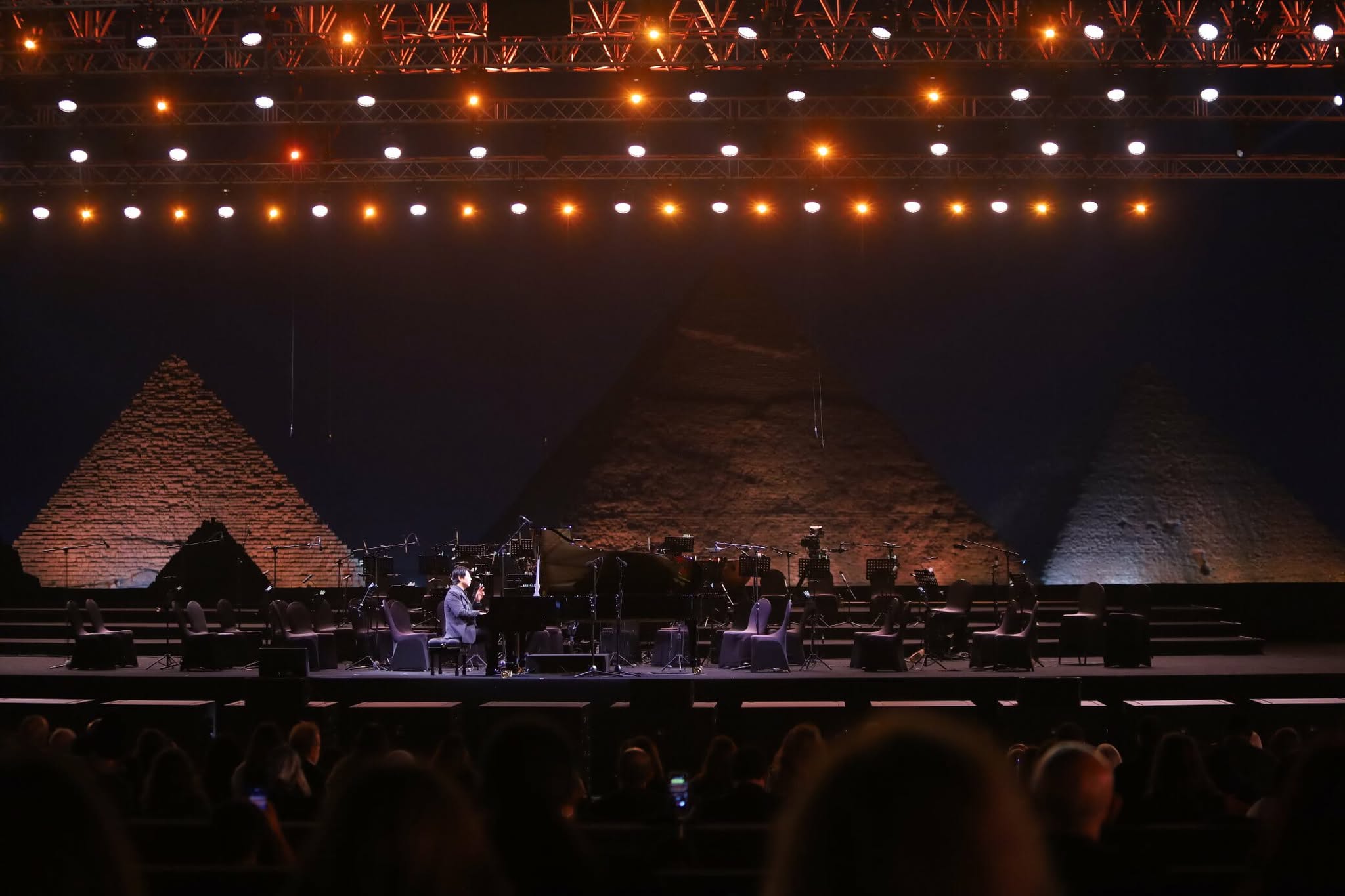 عازف البيانو العالمي لانج لانج يقدم أداءً مميزًا لطلعت يا محلى نورها خلال افتتاح مهرجان صدى الأهرامات