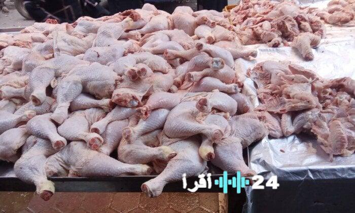 ضبط كميات من دواجن محقونة بالمياه ومجهولة المصدر قبل عرضها للبيع في شبرا الخيمة