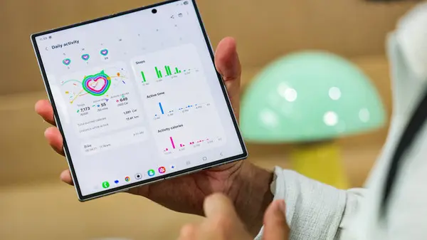 «رهان سامسونج الاستراتيجي» هل تطيح بهاتفها القابل للطي بعرش آيفون