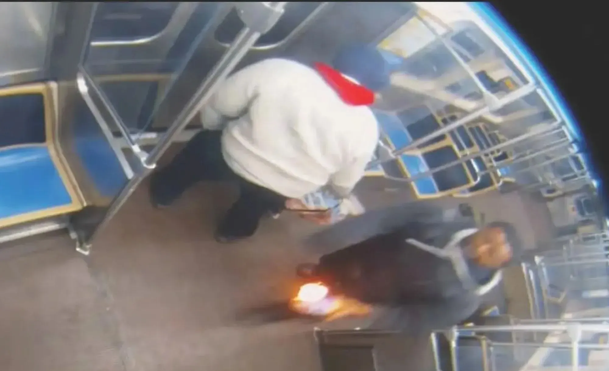 «جريمة مروعة على متن قطار أمريكي حيث قام رجل بسكب البنزين وإشعال النار بشابة»