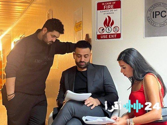 «شاهد كيف يمزج عمر السعيد ببراعة الفن العميق بالحس الشعبي.» بالصور عمر السعيد في تجربة فنية جريئة يجمع المايكرو دراما بالبطولة الشعبية