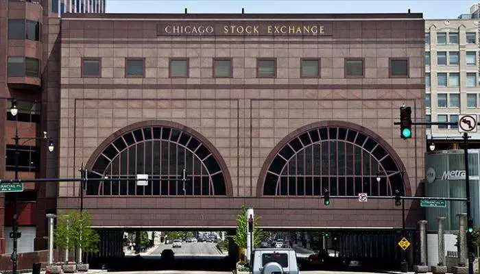 «تعطل مفاجئ يضرب بورصة شيكاغو التجارية ويثير قلق الأسواق العالمية بتعليق تداولات بمليارات الدولارات»
