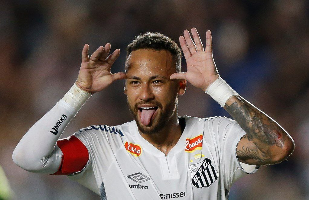 «ضربة موجعة» إصابة نيمار بغضروف الركبة تثير قلق سانتوس قبل ختام الموسم