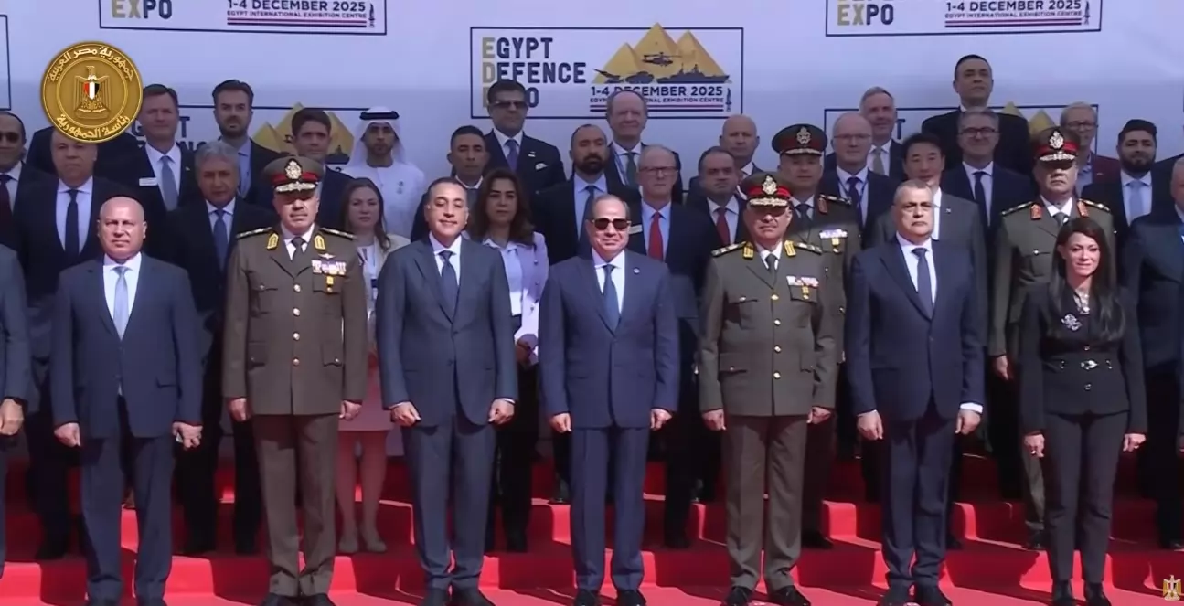 «لحظة تاريحية» الرئيس السيسي يتوسط صورة تذكارية مع المشاركين في معرض إيديكس