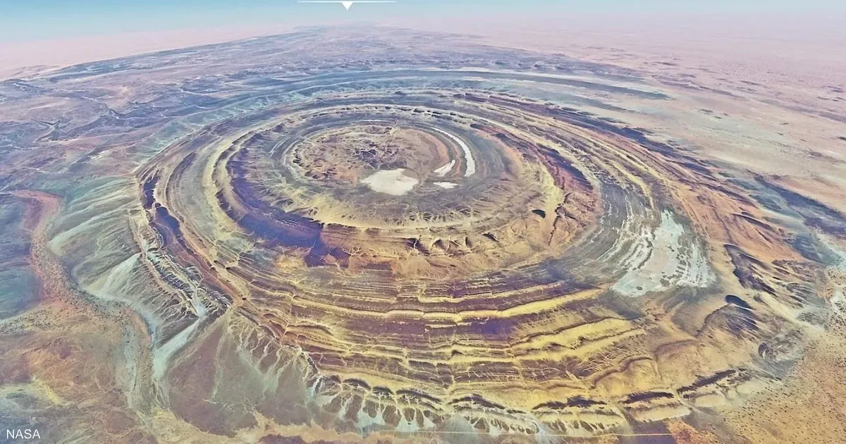 بالصور والفيديو اكتشف هيكل ريشات المذهل في صحراء موريتانيا