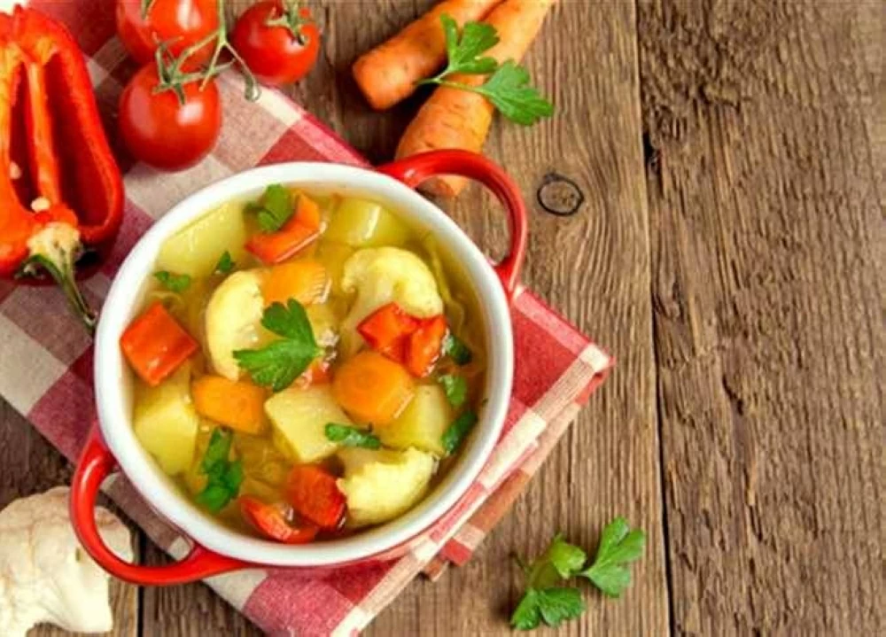 شوربة الخضار بالسبانخ.. درع المناعة ضد فيروسات الشتاء