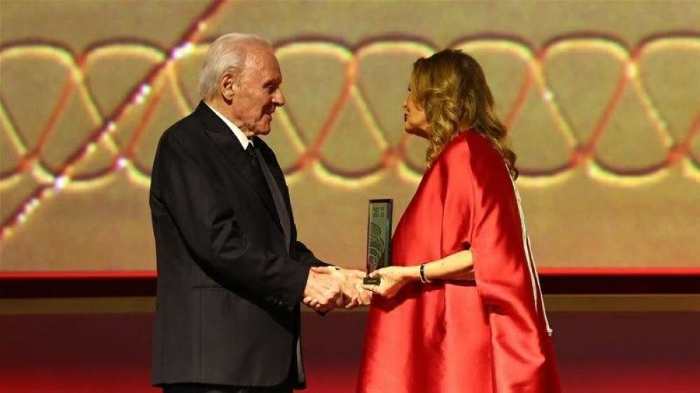 أنتوني هوبكنز يتلقى تكريمه من يسرا في مهرجان البحر الأحمر ويثير ضجة على الترند بجملة حبّه للسعودية