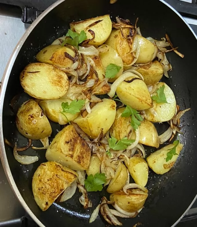 «استمتعوا بمذاق البطاطس المقرمشة مع لمسة من البصل المكرمل»  تجربة لذيذة لن تندموا عليها