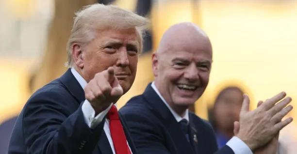 في حفل قرعة مونديال 2026، فيفا تكرّم ترمب بجائزة خاصة