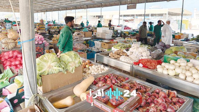 البيع بـ «الصندوق» يعيق تسوق الأسر في «سوق الجسر» برأس الخيمةالبيع بـ «الصندوق» يحرم الأهالي من التبضع في «سوق الجسر» برأس الخيمةالبيع بـ «الصندوق» يحدّ من تبضع المتسوقين في «سوق الجسر» برأس الخيمة