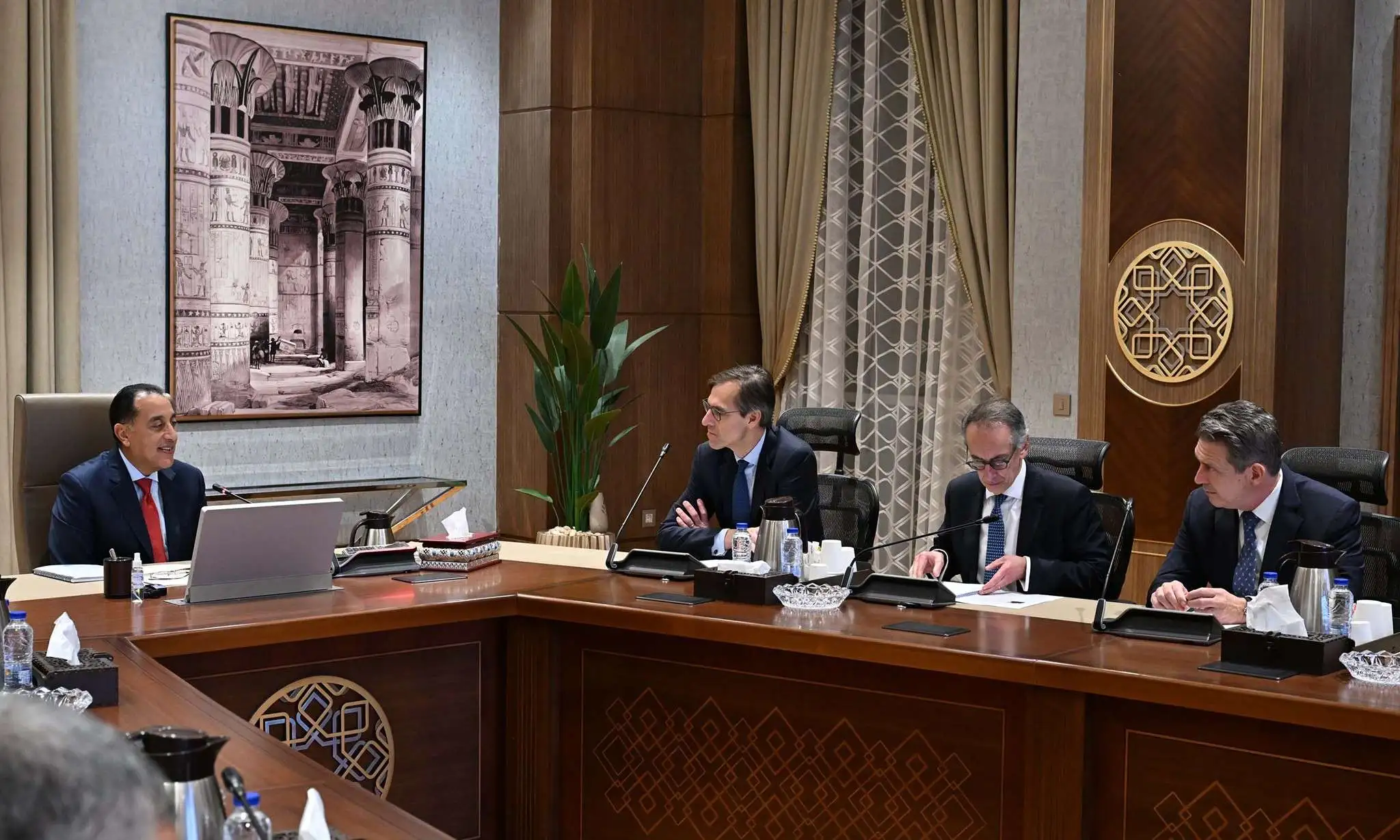 «تعزيز العلاقات الاقتصادية» رئيس الوزراء يلتقي بمسؤولي البنك الأوروبي لإعادة الإعمار والتنمية