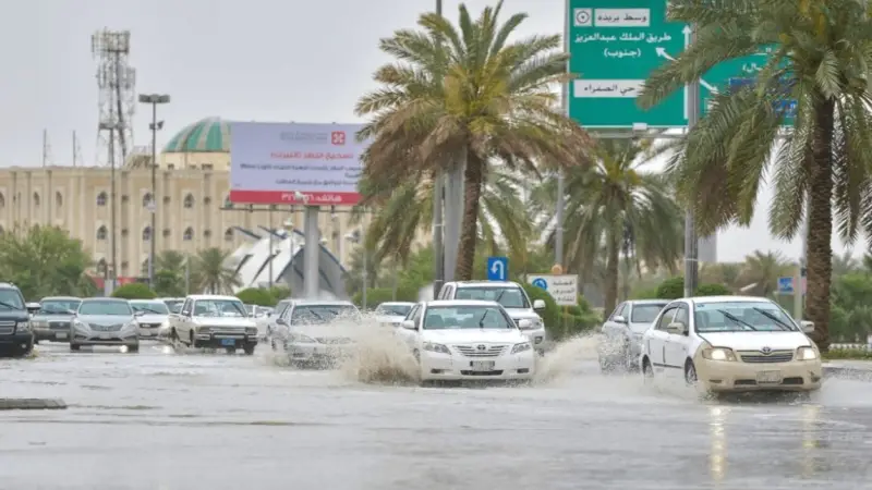 سحب رعدية ورياح نشطة تضرب عدة مناطق بالمملكة اليوم