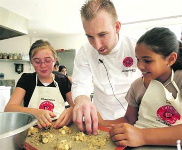 ورشة تعليم الطهي للأطفال في دبي تنمي المهارات الإبداعية