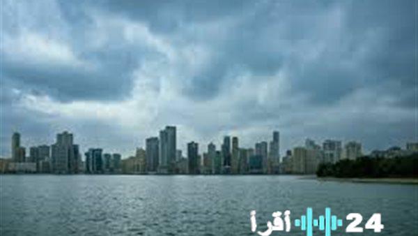 حالة الطقس اليوم في الإمارات تشمل غيومًا وأمطارًا على السواحل والجزر