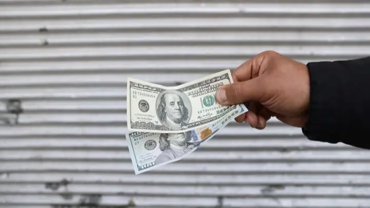 «نبض السوق الموازية» الدولار يواصل صعوده الجنوني مقابل الدينار الليبي الثلاثاء 23 ديسمبر 2025 مع تصاعد غير مسبوق في الطلب