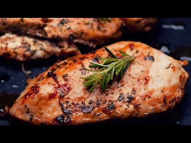 «تذوق فخامة الدجاج بالزعتر وإكليل الجبل»: وصفة مميزة لإضافة نكهات جديدة إلى مائدتك