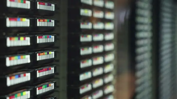 «طفرة H200: الصين تفرض إيقاعها» “إنفيديا” تسرّع إنتاج رقائق H200 لمواجهة الطلب الصيني المتصاعد على أشباه موصلات الذكاء الاصطناعي