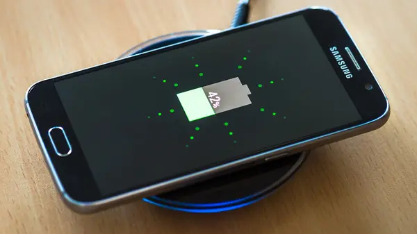 «ليس مجرد رفاهية» لماذا أصبح الشحن اللاسلكي المعيار الأهم عند اختيار هاتفك الذكي القادم