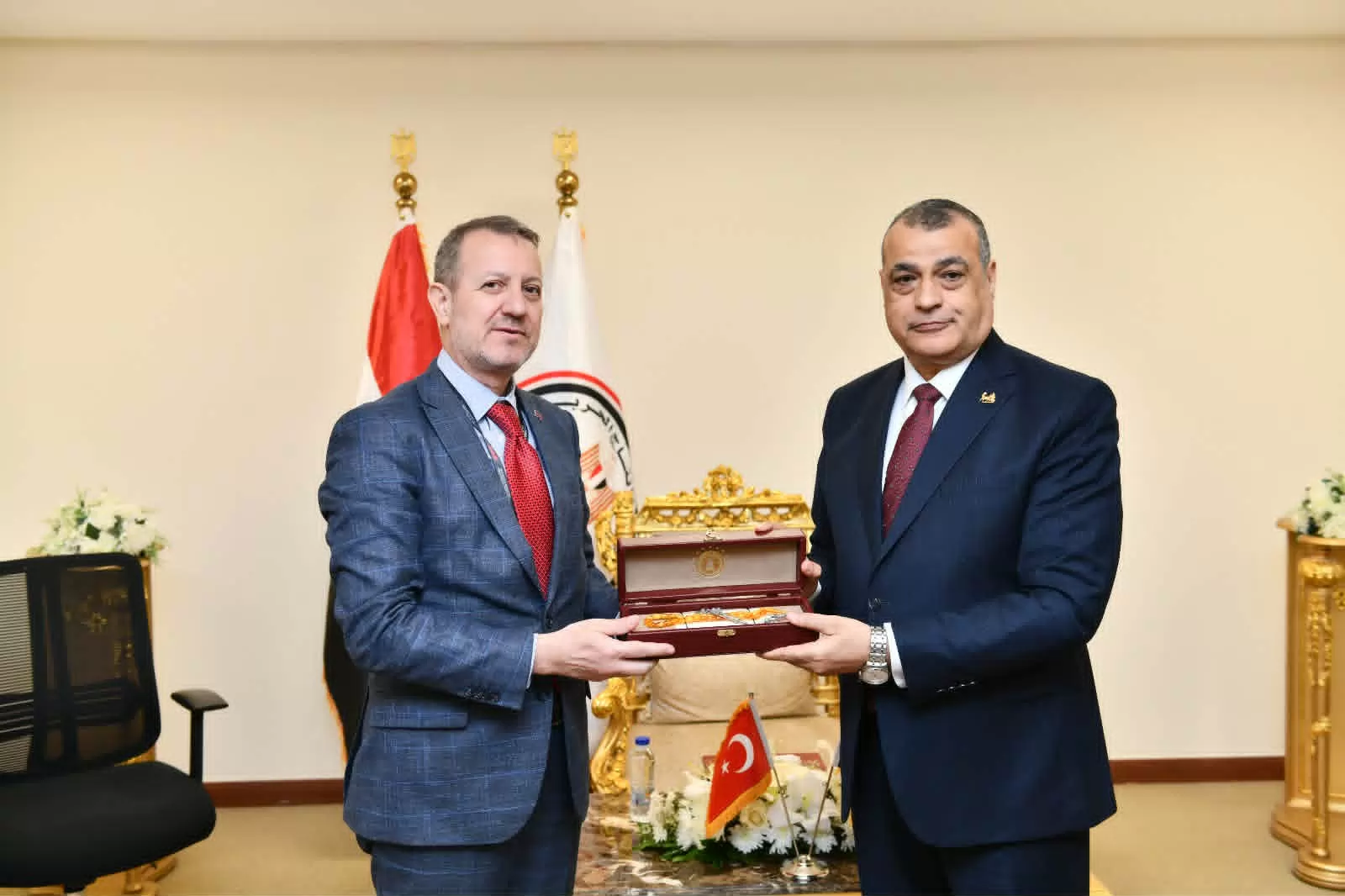 «تعزيز الشراكة: وزير الإنتاج الحربي يلتقي رئيس الصناعات الدفاعية التركية لاستكشاف فرص التعاون المشترك»