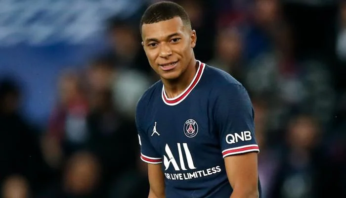 هل كيليان مبابي يعتنق الإسلام وما هي أبرز جوانب حياته الشخصية والمهنية؟