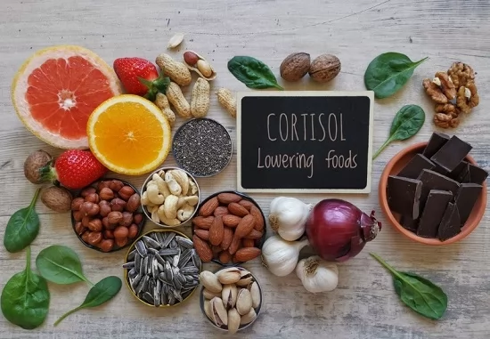 «كيف يمكن للنظام الغذائي أن يقلل من التوتر؟ أطعمة توازن الكورتيزول وتعزز المزاج»