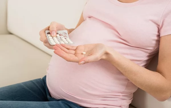 «حمض الفوليك: ضمان صحة الأم وتعزيز نمو الجنين أثناء الحمل»